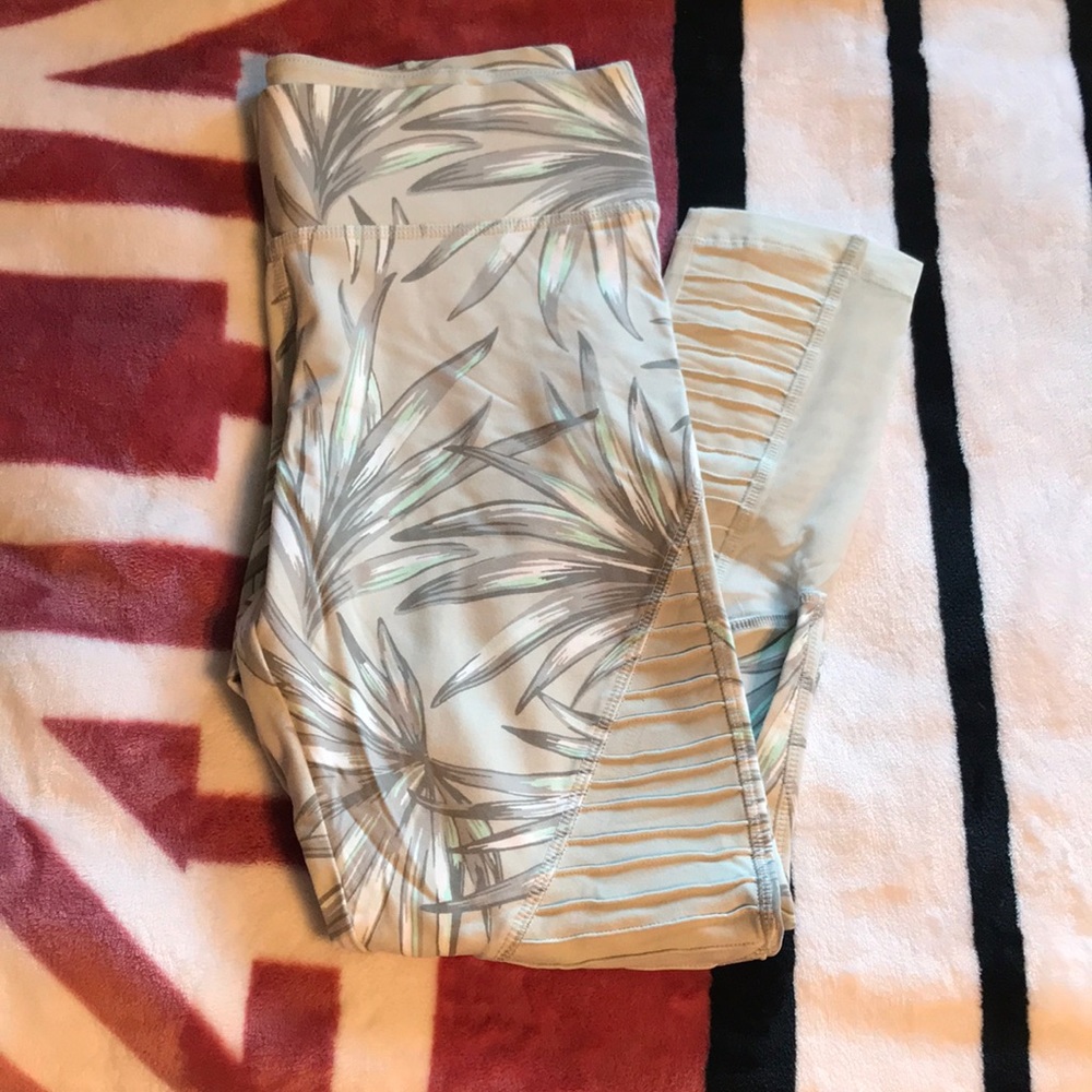 NWOT Palm printed Pink Ultimate cropped leggings
